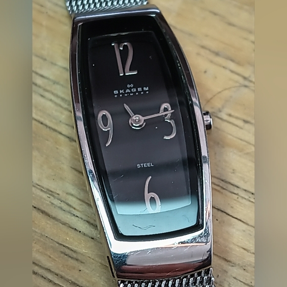 X Steel Thin design SS case, mesh band, black dial Arabic numerals 2 Hand